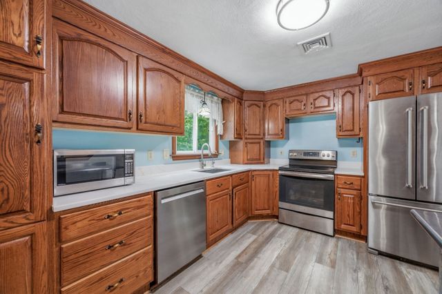 25 Oak Ridge Way, Shrewsbury, MA 01545