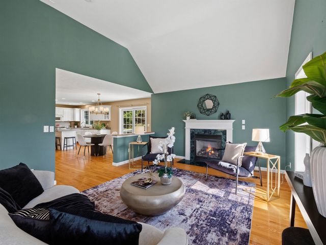 28 Bradford Circle, Hudson, NH 03051