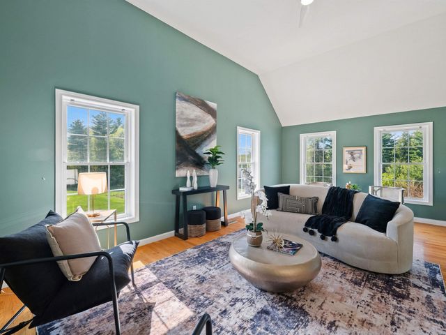 28 Bradford Circle, Hudson, NH 03051
