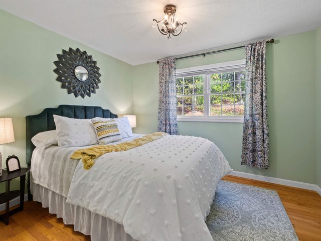 28 Bradford Circle, Hudson, NH 03051