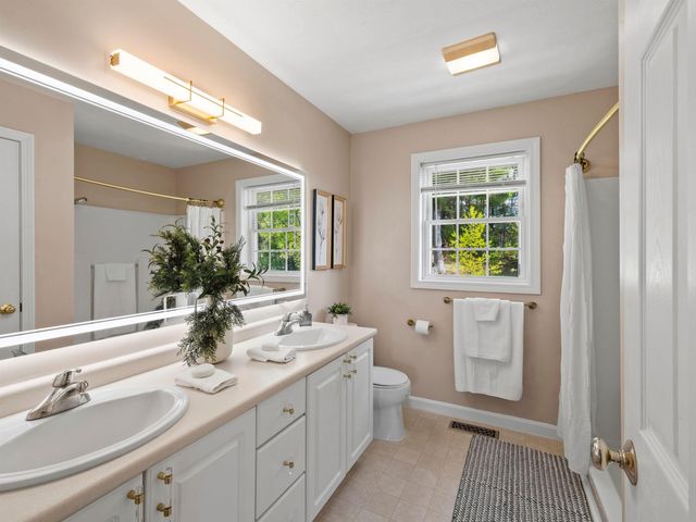 28 Bradford Circle, Hudson, NH 03051