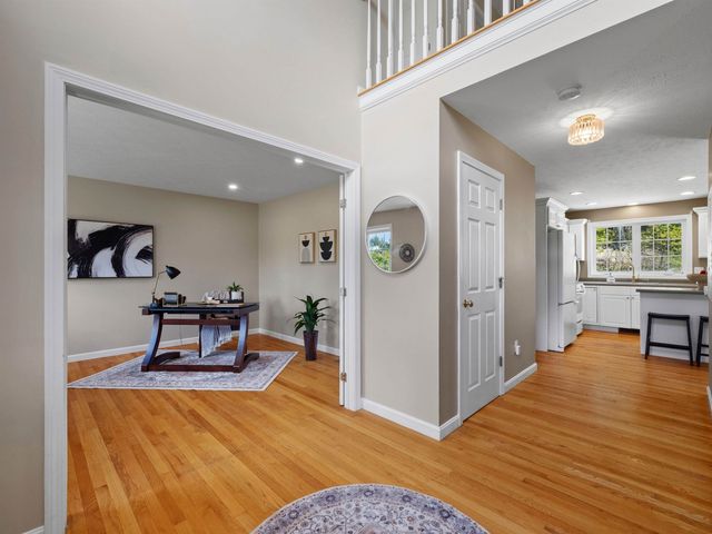 28 Bradford Circle, Hudson, NH 03051