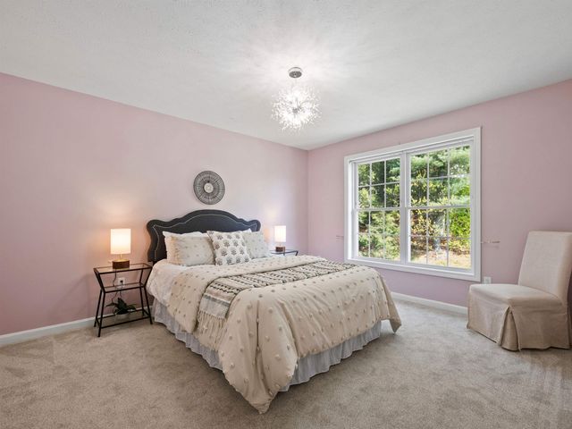 28 Bradford Circle, Hudson, NH 03051