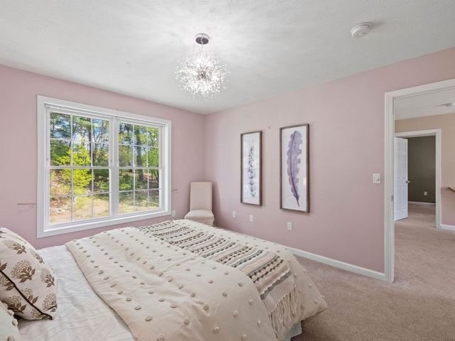 28 Bradford Circle, Hudson, NH 03051