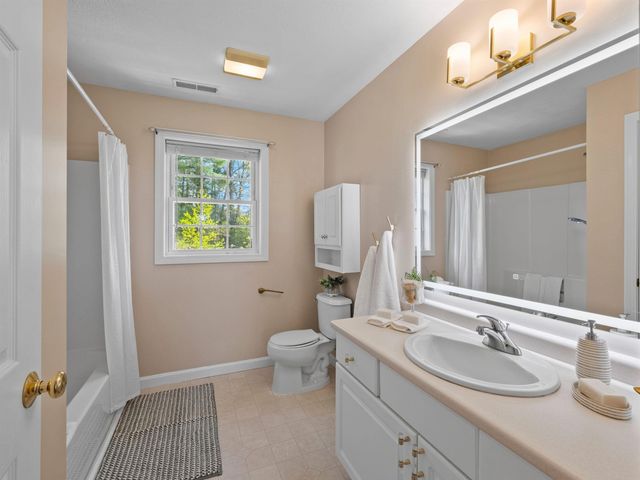 28 Bradford Circle, Hudson, NH 03051