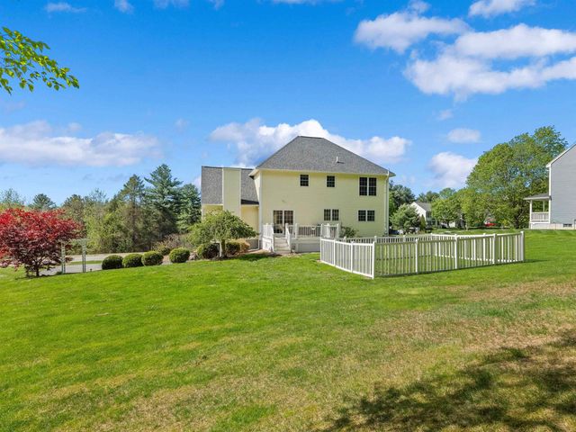 28 Bradford Circle, Hudson, NH 03051