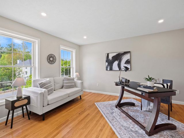 28 Bradford Circle, Hudson, NH 03051
