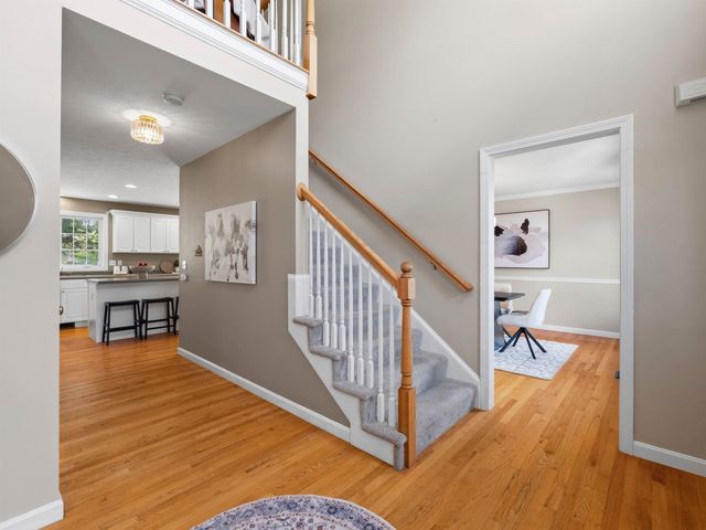 28 Bradford Circle, Hudson, NH 03051