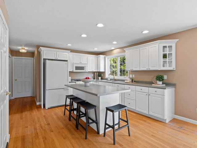 28 Bradford Circle, Hudson, NH 03051