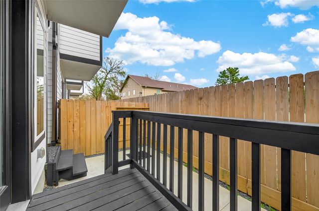 910 W 21st Street A, Houston, TX 77008