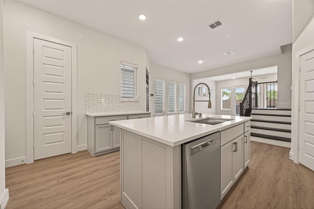 910 W 21st Street A, Houston, TX 77008