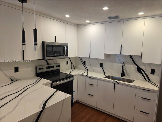 2520 NW 108th St, Miami, FL 33167