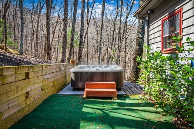 240 Mountain View Court, Ellijay, GA 30536