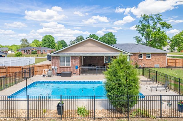804 Redwood Cir, Columbia, TN 38401