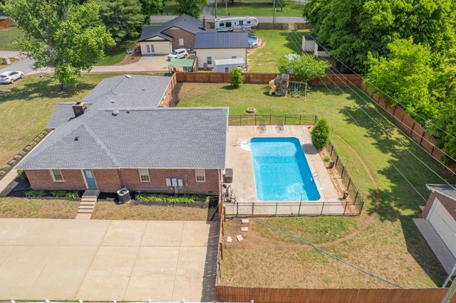 804 Redwood Cir, Columbia, TN 38401