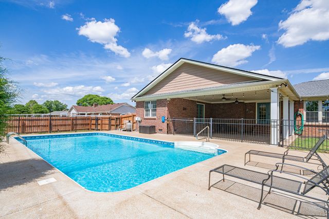 804 Redwood Cir, Columbia, TN 38401