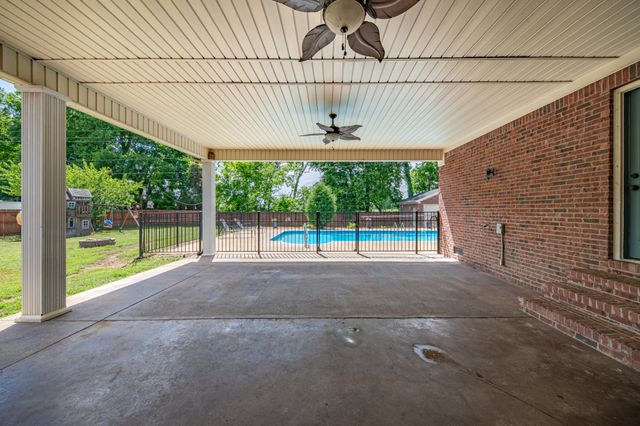 804 Redwood Cir, Columbia, TN 38401