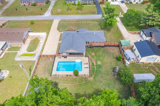 804 Redwood Cir, Columbia, TN 38401