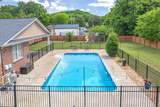 804 Redwood Cir, Columbia, TN 38401