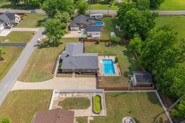 804 Redwood Cir, Columbia, TN 38401