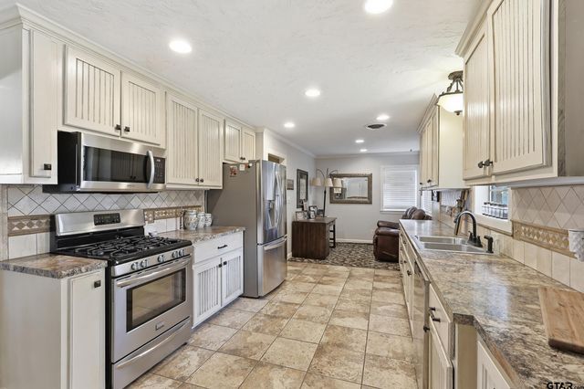 306 Dellwood Drive, Mount Pleasant, TX 75455