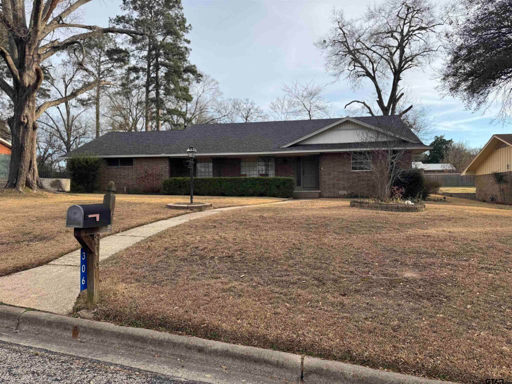 306 Dellwood Drive, Mount Pleasant, TX 75455