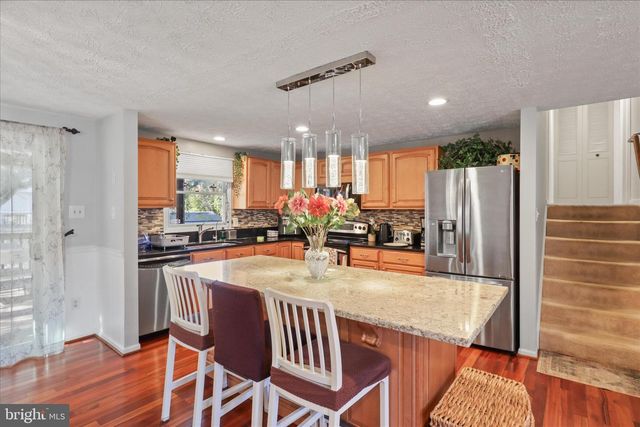 207 N LAURA ANNE DR, Sterling, VA 20164