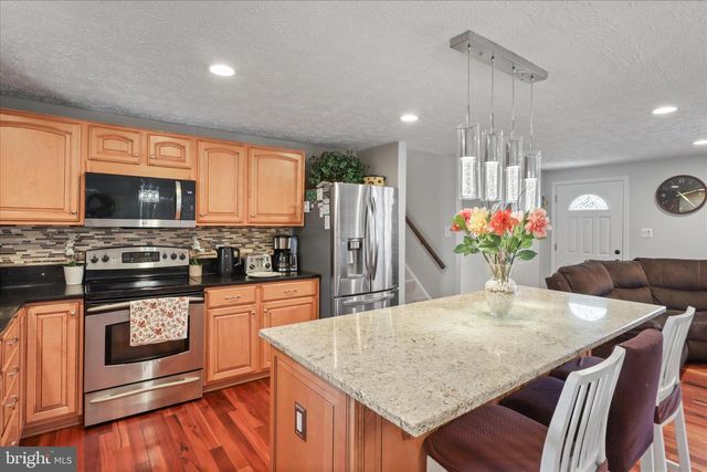 207 N LAURA ANNE DR, Sterling, VA 20164