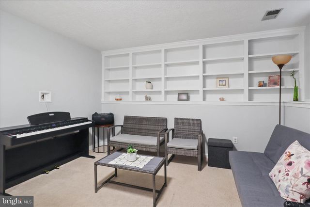 207 N LAURA ANNE DR, Sterling, VA 20164