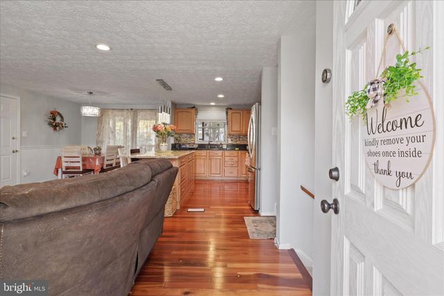 207 N LAURA ANNE DR, Sterling, VA 20164