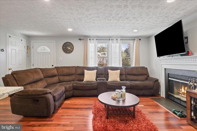 207 N LAURA ANNE DR, Sterling, VA 20164