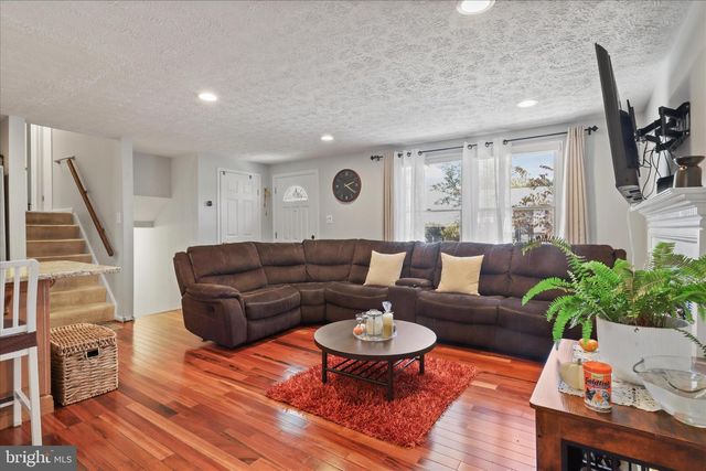 207 N LAURA ANNE DR, Sterling, VA 20164