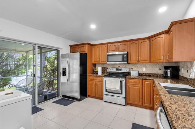 20869 NW 4th St, Pembroke Pines, FL 33029