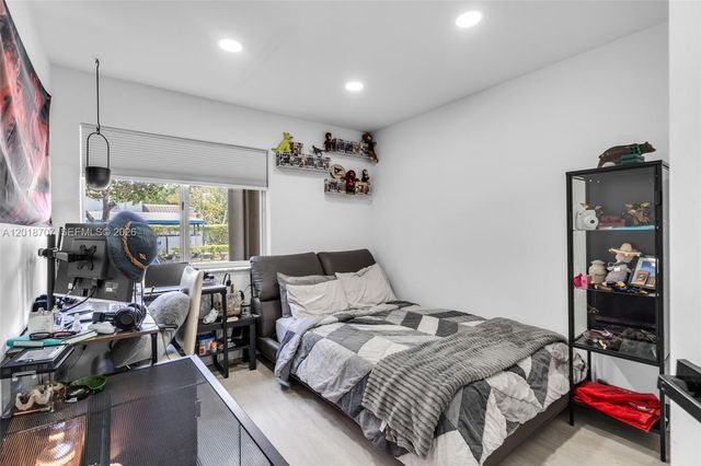 20869 NW 4th St, Pembroke Pines, FL 33029