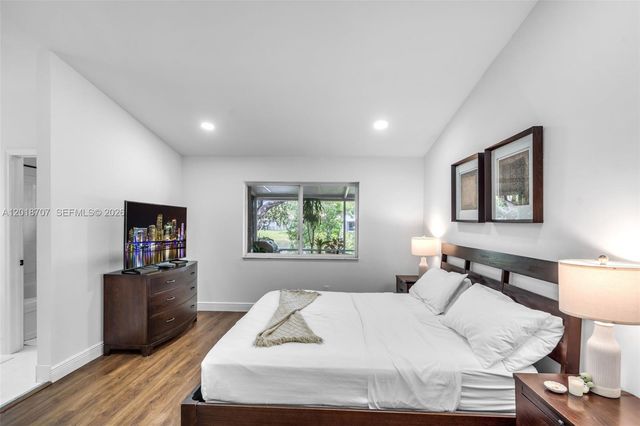 20869 NW 4th St, Pembroke Pines, FL 33029