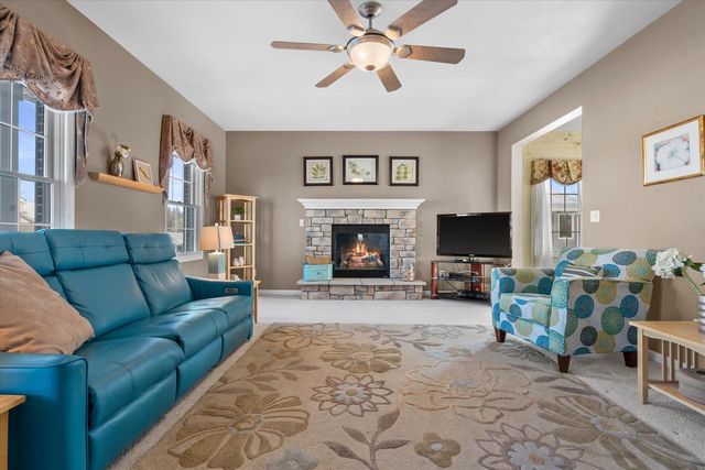 227 Shore CIRCLE, Oconomowoc, WI 53066