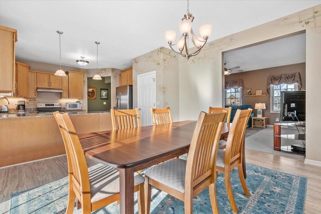 227 Shore CIRCLE, Oconomowoc, WI 53066