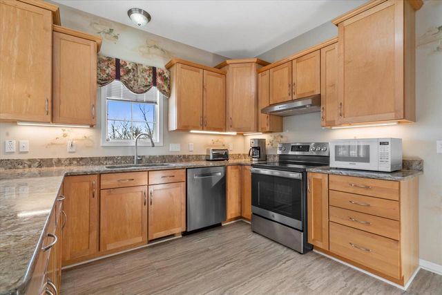 227 Shore CIRCLE, Oconomowoc, WI 53066