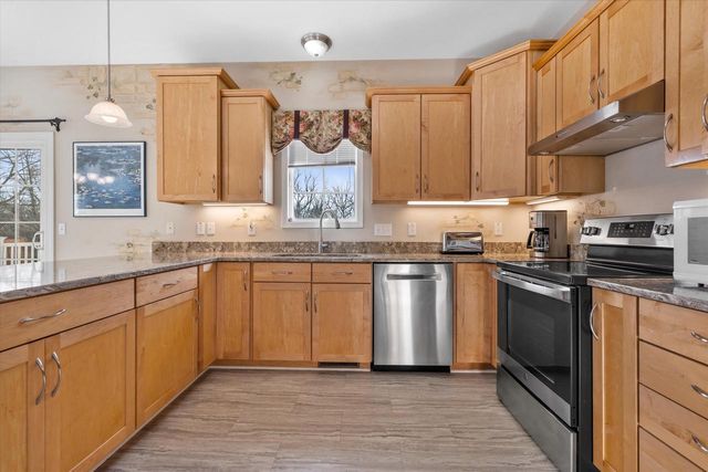 227 Shore CIRCLE, Oconomowoc, WI 53066