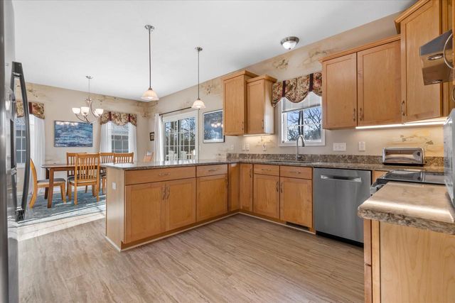 227 Shore CIRCLE, Oconomowoc, WI 53066