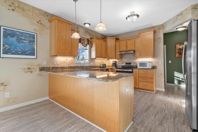 227 Shore CIRCLE, Oconomowoc, WI 53066