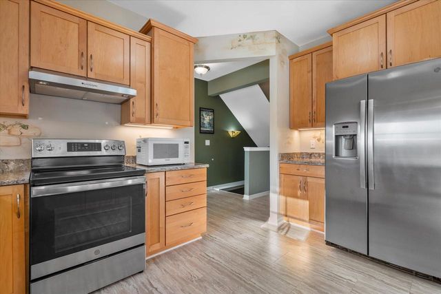 227 Shore CIRCLE, Oconomowoc, WI 53066