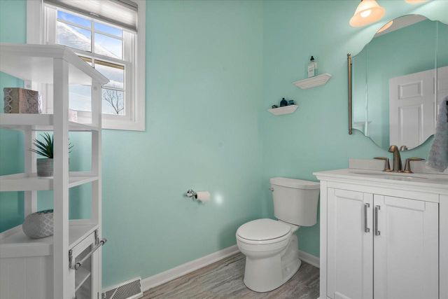 227 Shore CIRCLE, Oconomowoc, WI 53066