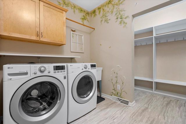 227 Shore CIRCLE, Oconomowoc, WI 53066