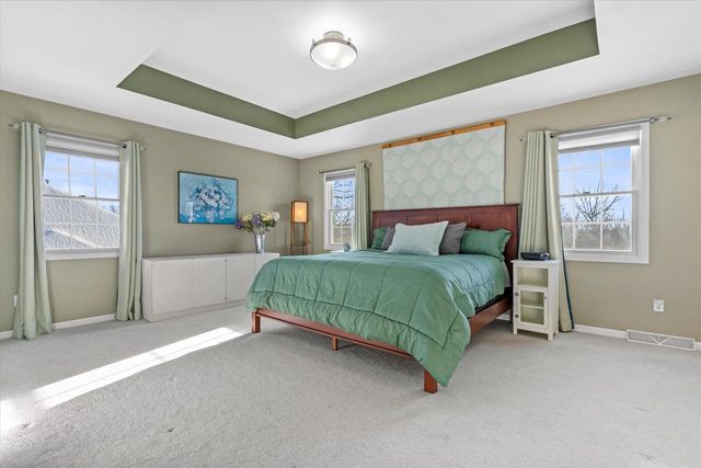 227 Shore CIRCLE, Oconomowoc, WI 53066