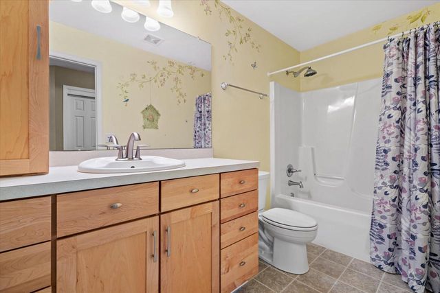 227 Shore CIRCLE, Oconomowoc, WI 53066