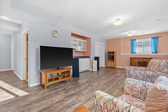 227 Shore CIRCLE, Oconomowoc, WI 53066