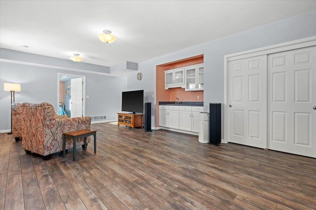 227 Shore CIRCLE, Oconomowoc, WI 53066