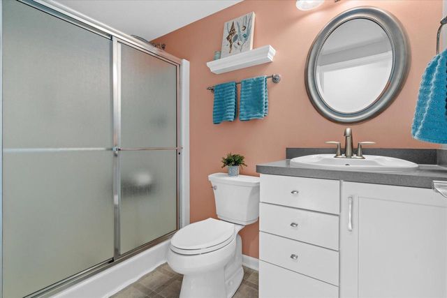 227 Shore CIRCLE, Oconomowoc, WI 53066