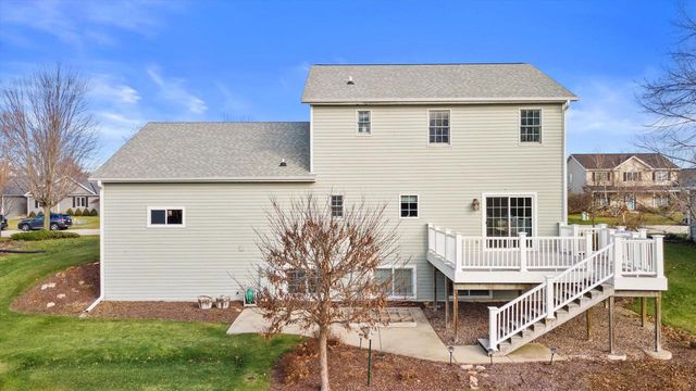 227 Shore CIRCLE, Oconomowoc, WI 53066